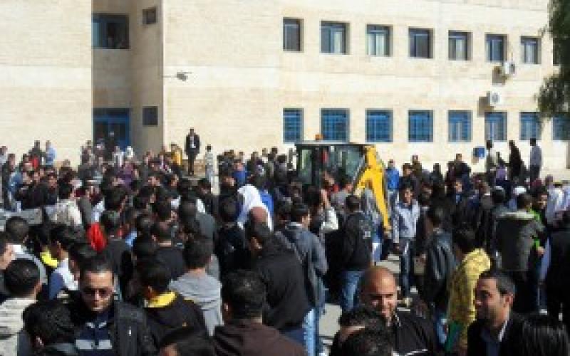 جامعة الزرقاء: لم يتم استخدام الجرافة لإنهاء الاعتصام