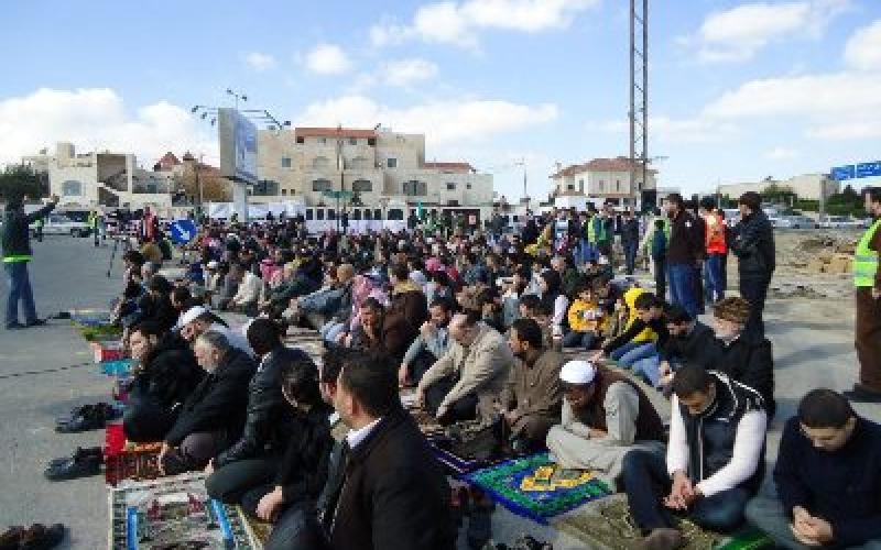 سوريون يؤدون صلاة جمعة "الجيش الحر" أمام سفارتهم
