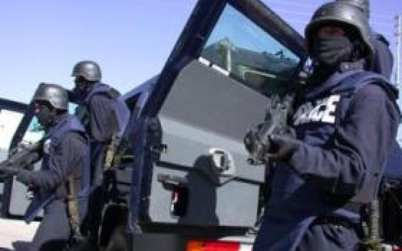 الجفر: الأمن يفتح الطريق بعد إغلاقه احتجاجا على عملية أمنية