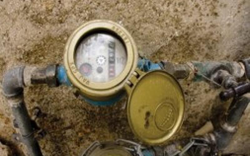 نائبان يطالبان بالسماح بتركيب ساعات مياه وكهرباء للمواطنين