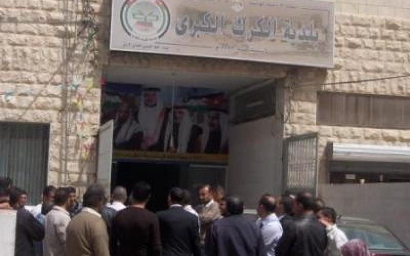 تعليق اعتصام عمال بلدية الكرك وشمولهم بالهيكلة