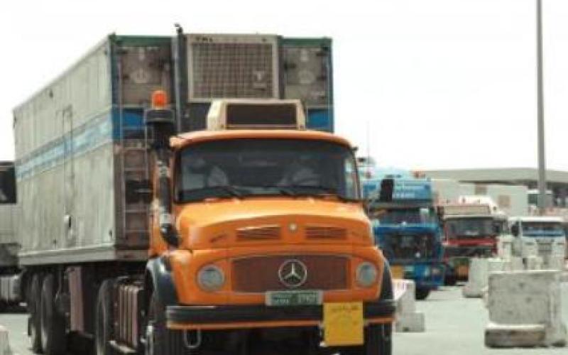 سائقو شاحنات العقبة يضربون ويطالبون بإقالة وزير النقل