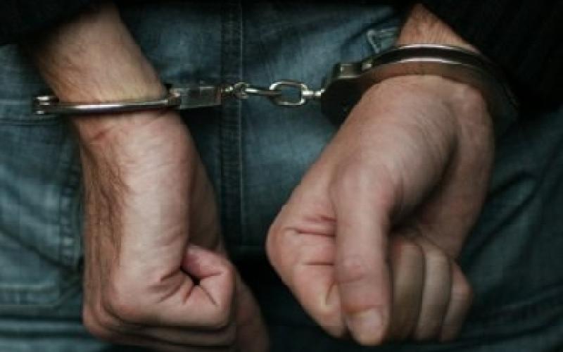 القبض على مطلوب على 32 قضية سرقة وتزوير
