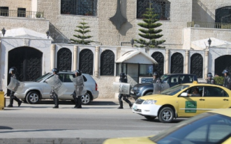 فيديو لما حدث: السفارة السورية تتحدث عن اصابات خلال الاعتداء عليها