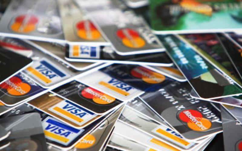 القبض على 4 أشخاص زوروا 123 بطاقة ائتمانية