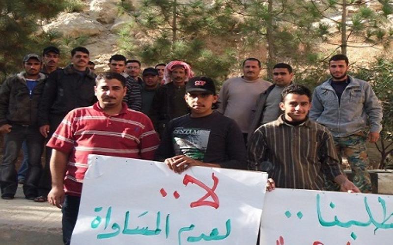 عمال مياومة زراعة الكرك يواصلون الاعتصام ويلوحون بالتصعيد