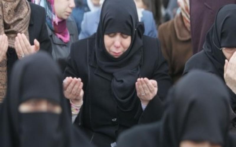 نصرتكم واجبنا.. صلاة الجمعة مقابل السفارة السورية 