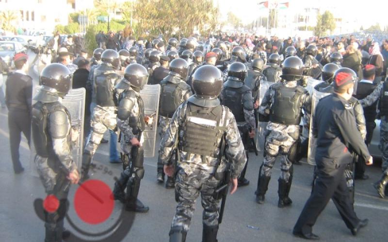 اشتباك بين المعتصمين وقوات الدرك في محيط الرئاسة.. صور 