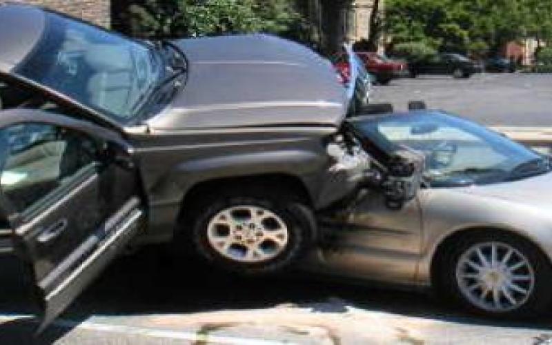 لجنة نيابية تطالب بإلزام المستشفيات بوثيقة التأمين على السيارات