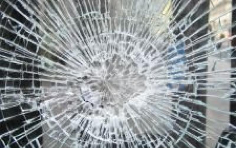 إصابة شخصين اثر سقوط الواح زجاجية