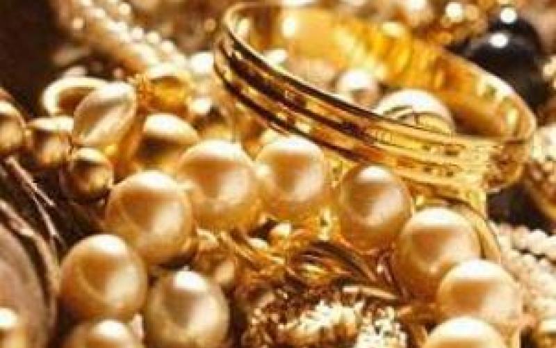 خادمة تسرق مصاغ ذهبي بـ 10 الأف دينار