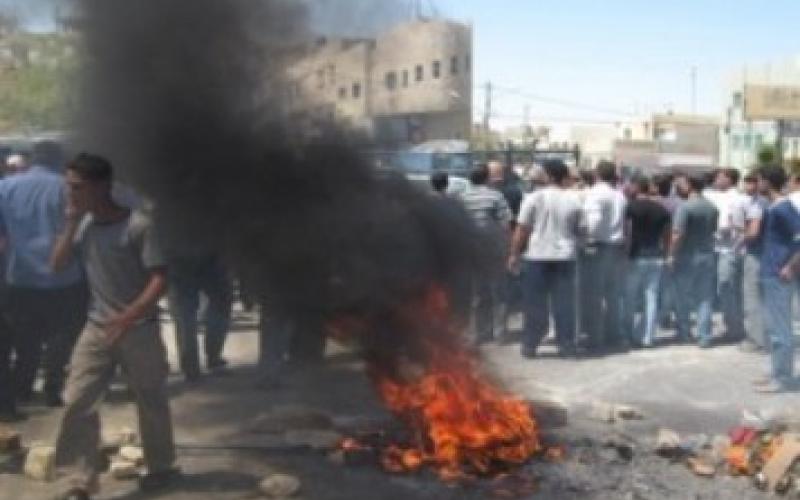 عاطلون عن العمل يغلقون الطريق العام بالطفيلة