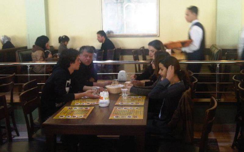 فيديو..الملك يتناول الغداء في ابو جبارة