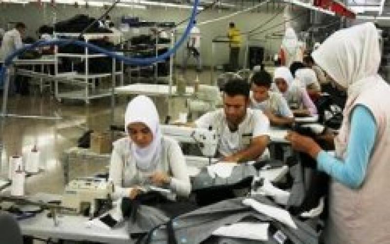 مادبا: شركة البسه تفصل ناشطين لأسباب سياسية