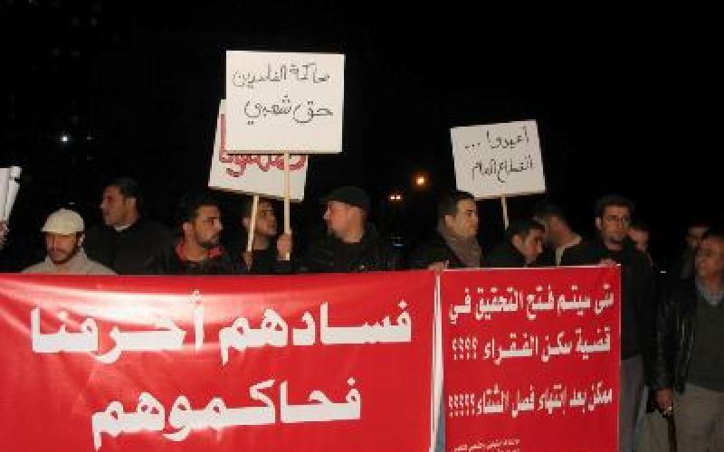 معتصمون أمام “مكافحة الفساد”: فسادهم أحرقنا فحاكموهم”