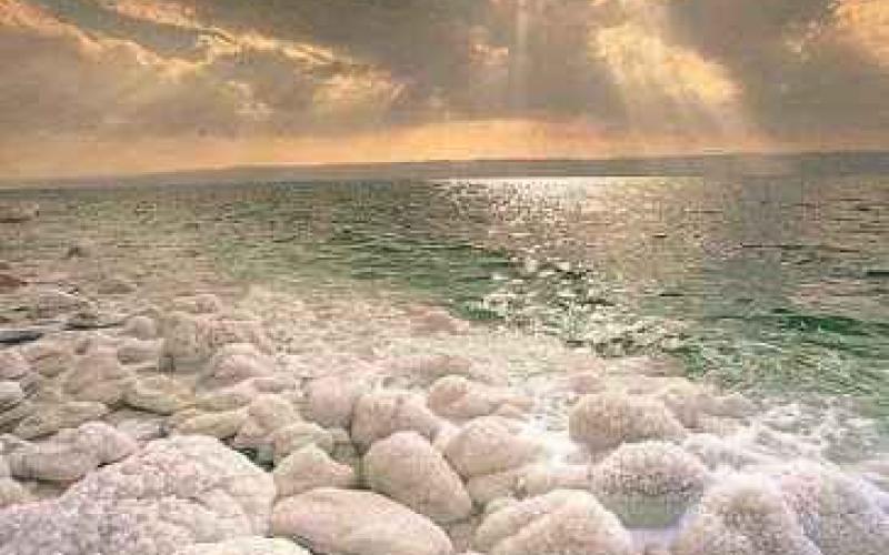 إسرائيل تمضي في استخراج أملاح الميت والأردن يواصل الإنكار