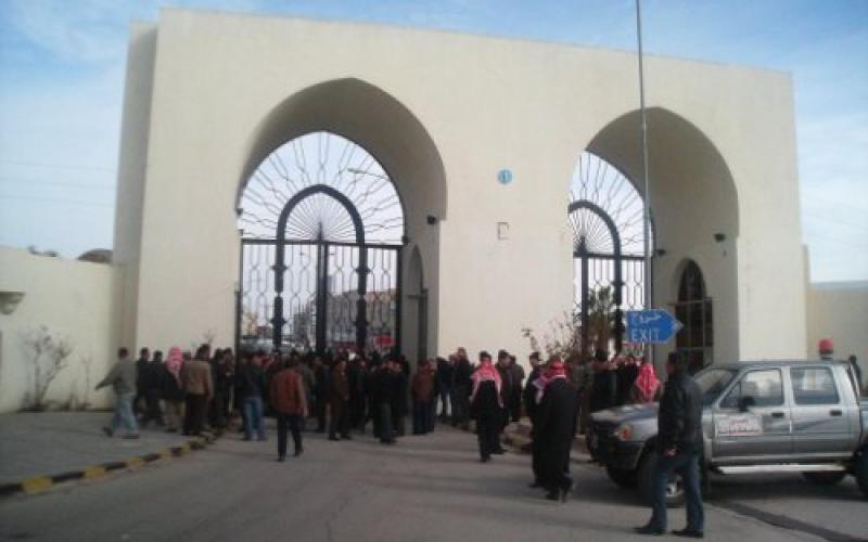 مؤتة: إضراب الموظفين يتواصل وتعهد حكومي بحل المشكلة