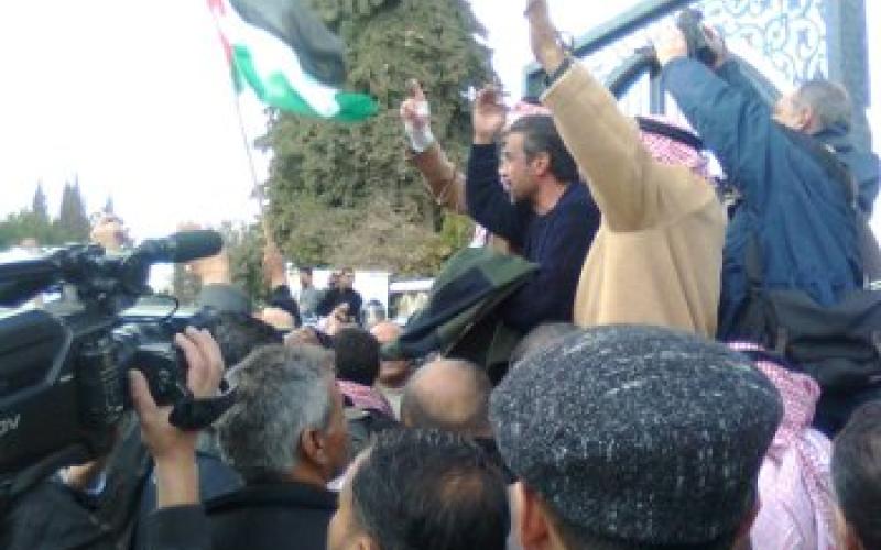 متقاعدون عسكريون يدعون لإسقاط حكومة الخصاونة