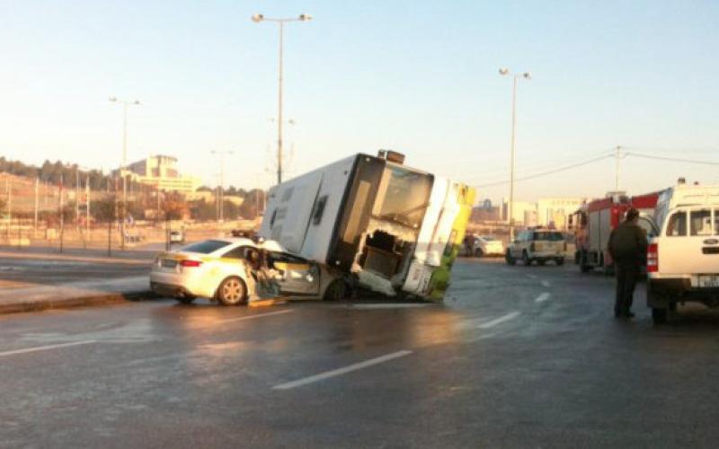 أبو علندا: 18 إصابة في تصادم بين باص موظفين وقلاب 