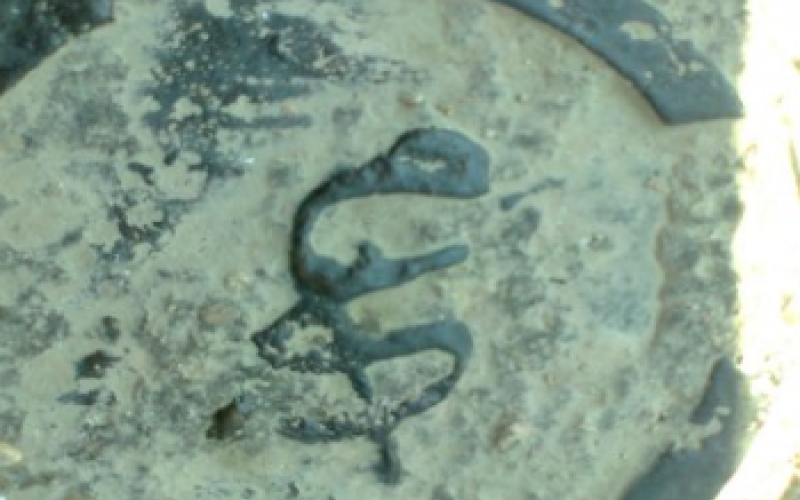 لفظ الجلالة على أغطية مناهل في لواء الهاشمية 