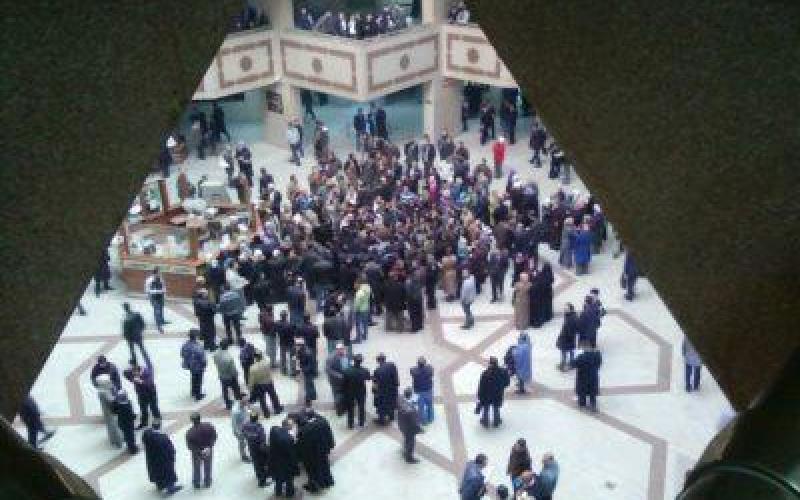 موظفو المحاكم يضربون ووزارة العدل تتعهد بصرف المستحقات