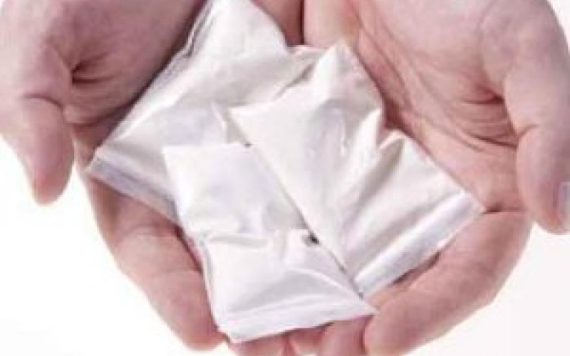 ضبط 6 كغم كوكايين حول جسد فتاتين