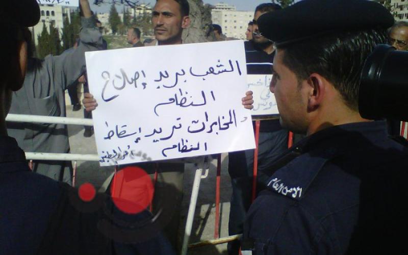 معتصمون أمام النواب يشيعون مجلس الأمة دون أسف