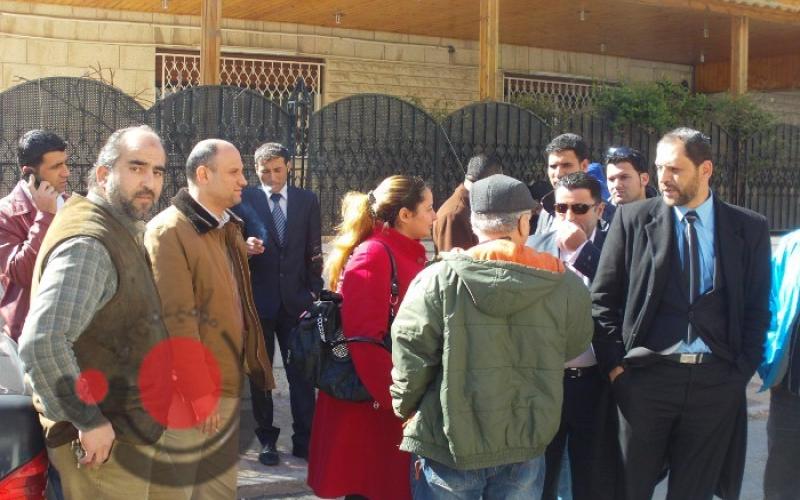 أصحاب فنادق يعتصمون أمام السفارة الليبية