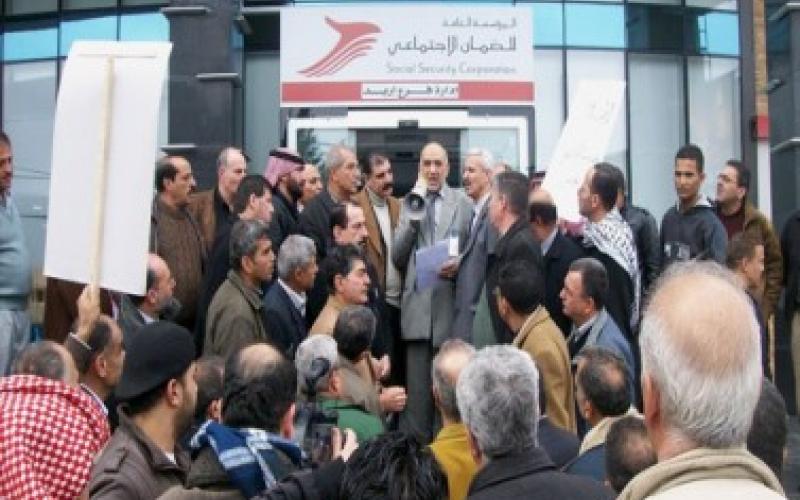 متقاعدو الضمان يعتصمون أمام الرئاسة