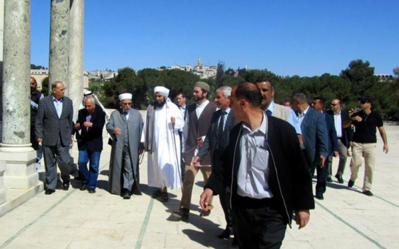 الأمير هاشم يصلي في الأقصى