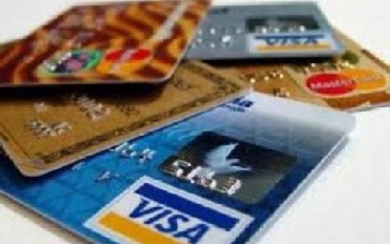 القبض على 3 أجانب مختصون بالسرقة بواسطة بطاقات ائتمانية