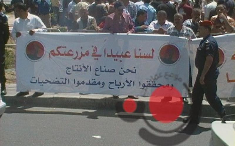 مضربو الكهرباء أمام الشركة ووعود حكومية بحل القضية