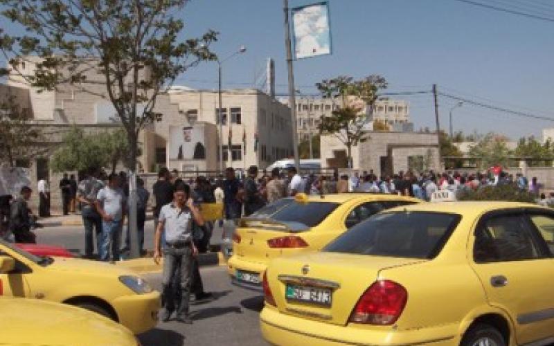 سائقو تاكسي اربد يعتصمون احتجاجا على منح تراخيص جديدة