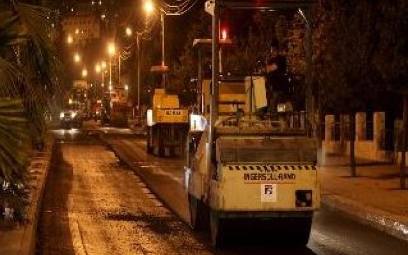 اعمال تعبيد شوارع العاصمة تتواصل صباحا ومساء