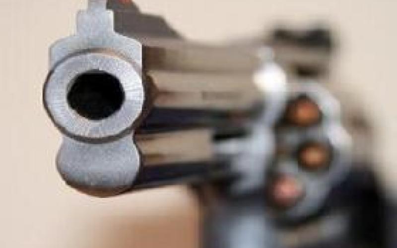 شاب يشهر سلاحا داخل الجامعة الأردنية