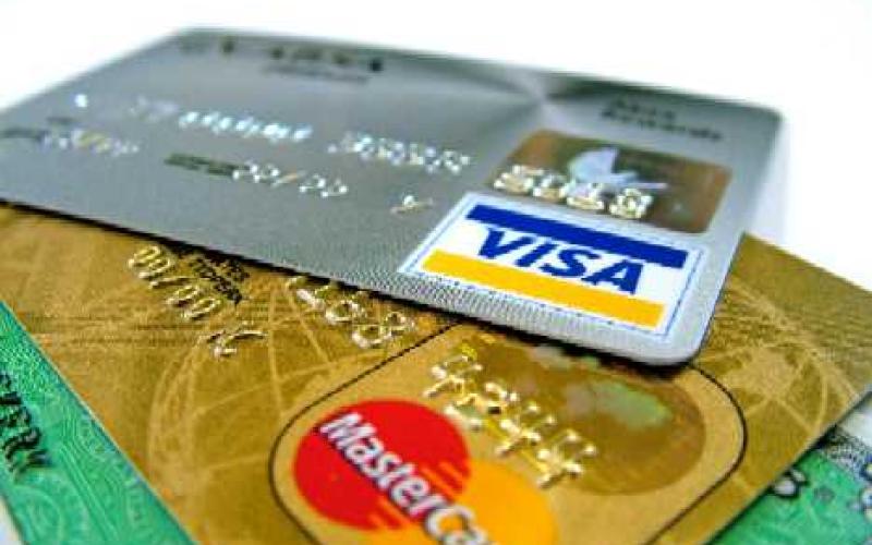 القبض على أجنبي حاول الاحتيال بواسطة بطاقة مزورة 