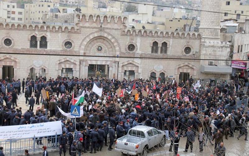 مسيرة من الحسيني للنخيل: لا للاعتماد على جيب المواطن 