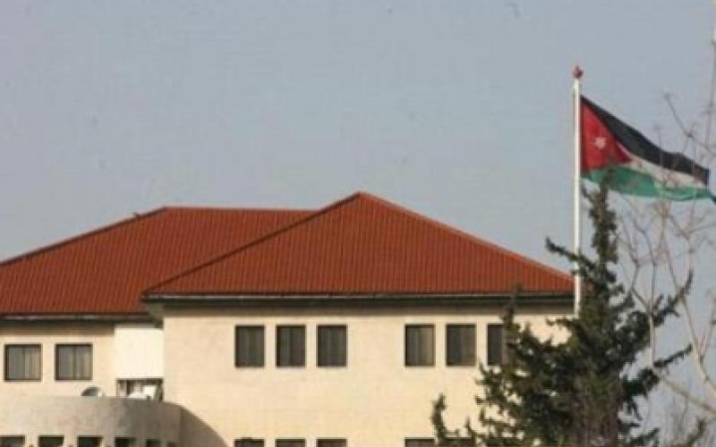 سائقو كوستر عمان- اربد يعتصمون امام الرئاسة