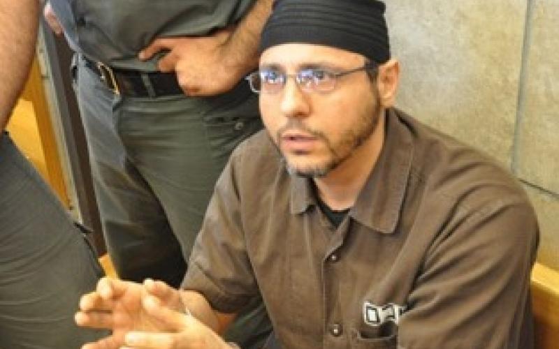 كلب اسرائيلي ينهش الاسير عبد الله البرغوثي 