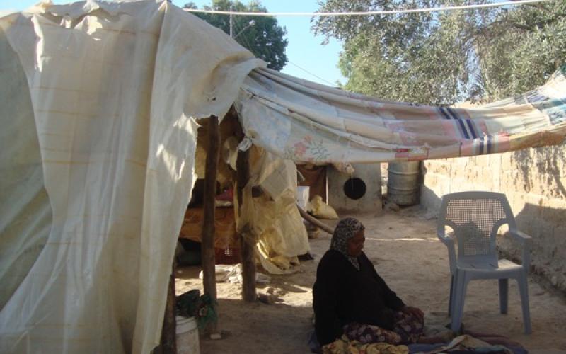 أم وائل تتقاسم خيمة بلاستيكية مع الفئران والعقارب 