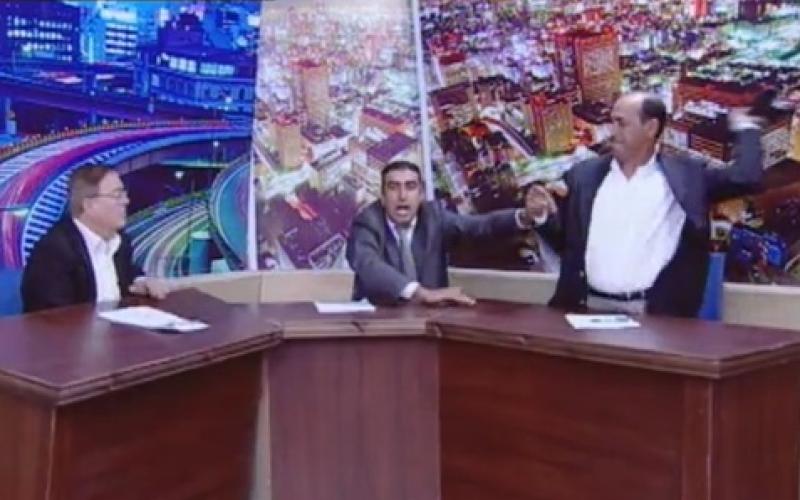 فيديو: ملاسنة وخلع حذاء وإشهار سلاح على الهواء