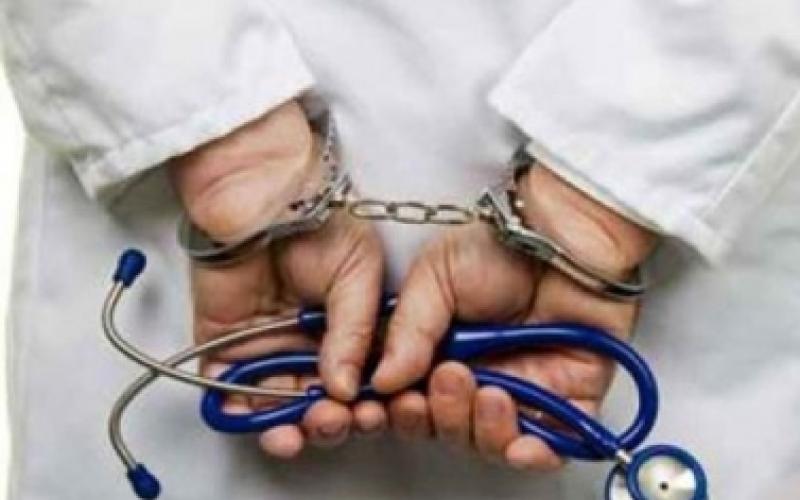 الأطباء في وقفة نعم لحق المريض في الشفاء..نعم لعدم توقيف الطبيب”