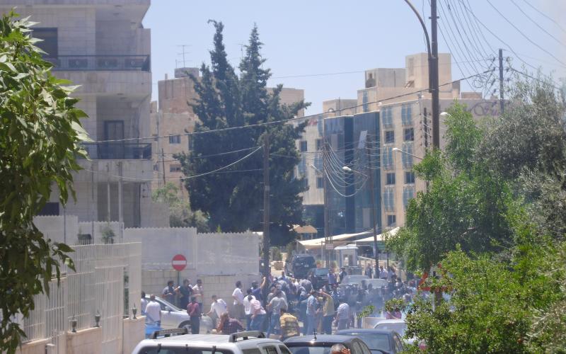 مشاجرة بين ليبيين امام سفارتهم والدرك يفضها بالقوة – فيديو 