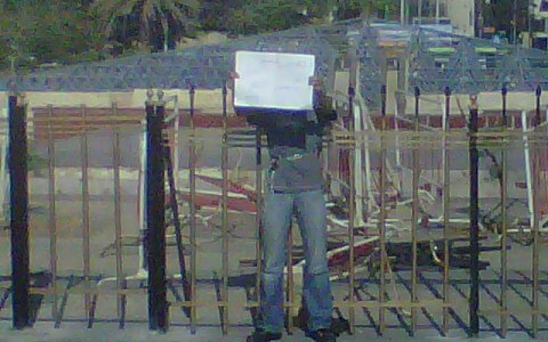 ناشط يقيد نفسه بالدوار الرابع 