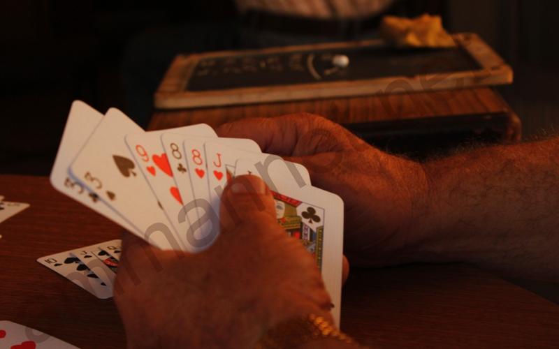 رجال يعلبون الورق في مقهى شعبي بوسط البلد - عدسة منى العمري