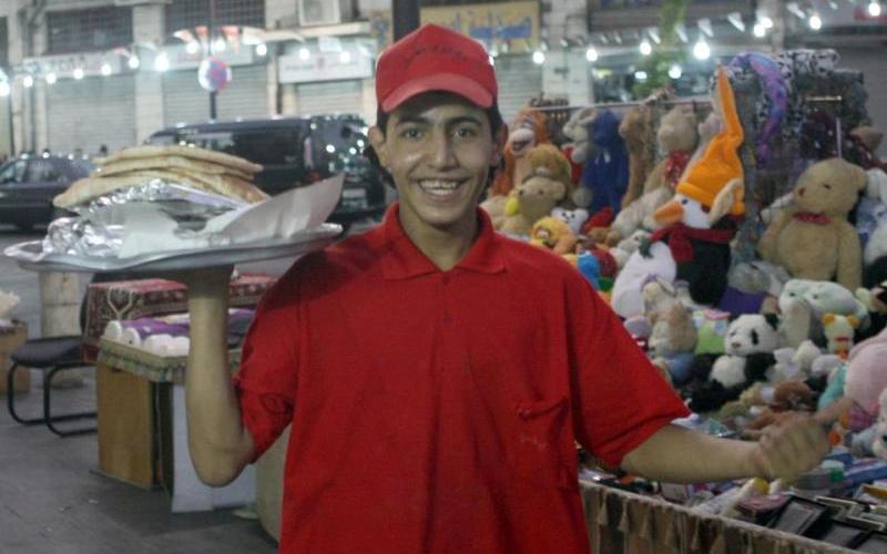 عامل يوصل الطلبات قبل موعد الافطار- عدسة حسن التميمي/ فيسبوك 