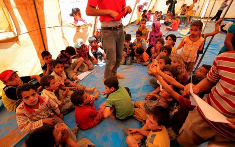 اطفال يعلبون في مخيم الزعتري للاجئين السوريين - عدسة محمد ابو غوش/فيسبوك