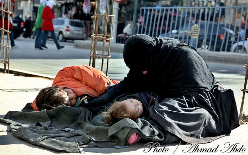 رغم حملات المكافحة سيدة تتسول في عمان- عدسة احمد عبده /فيسبوك