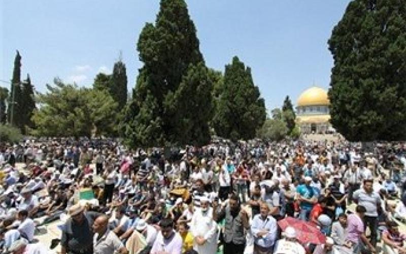 قرابة نصف مليون يؤدون صلاة الجمعة الرابعة من شهر رمضان في الأقصى