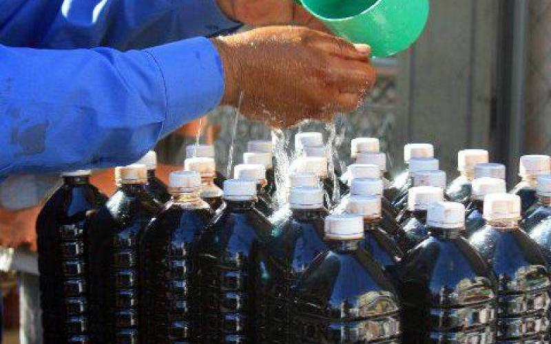 محاولة للحفاظ على برودة التمر هندي (اربد)- عدسة محمد حتاملة